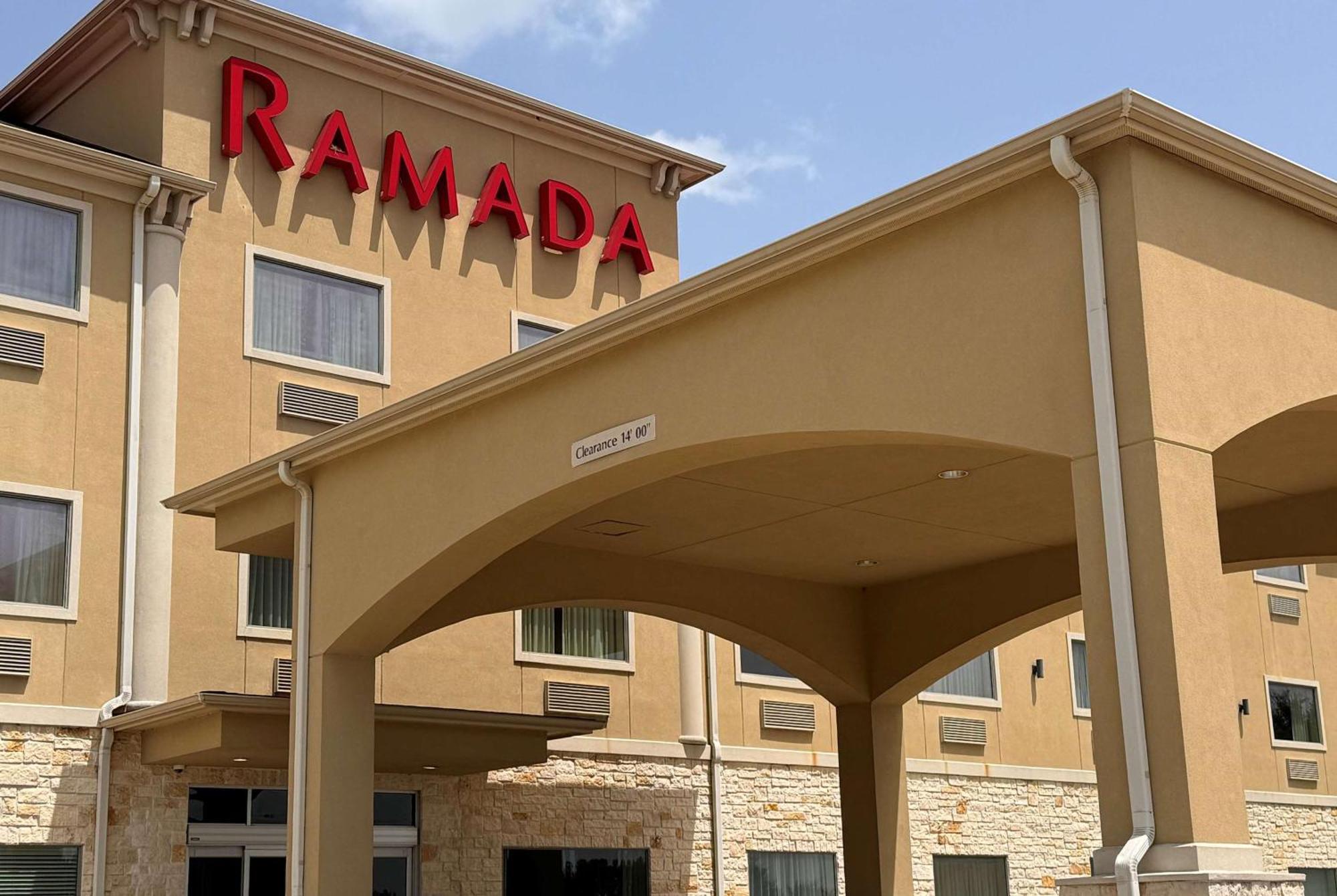 Ramada By Wyndham College Station Otel Dış mekan fotoğraf